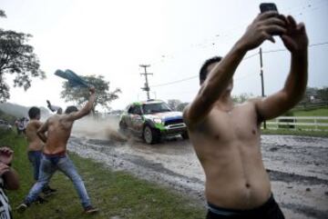 Seguidores se hacen un selfie al paso de Erik Van Loon.