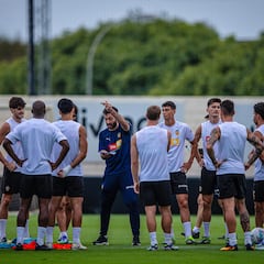 Caras largas y sesión de vídeo en la vuelta al trabajo