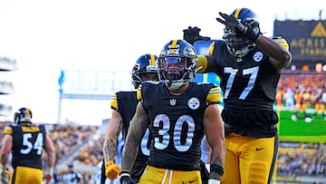 Aaron Rodgers shakes off a pregame injury scare to end inflict only a second defeat of the season on the Colts.