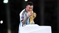 Messi besa la Copa del Mundo tras recibir el premio al Mejor Jugador del torneo.