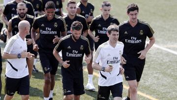 Gregory Dupont, entre Nacho y Courtois, corriendo durante la pretemporada pasada del Real Madrid.