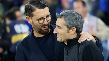 GETAFE (MADRID), 15/05/2025.- Los técnicos del Getafe, Pepe Bordalás (i) y del Athletic, Ernesto Valverde, se saludan antes del inicio del encuentro correspondiente a la jornada 36 que disputan hoy jueves Getafe y Athletic en el Coliseum de Getafe. EFE / Mariscal.