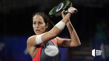 Gemma Triay realiza una volea de rev&eacute;s en el World Padel Tour.