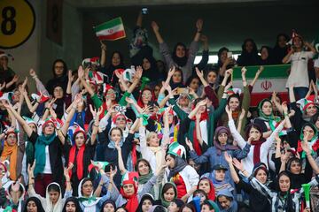 Seguidoras iraníes animan a la Selección de su país en el Estadio Azazi en Teherán. Irán venció 14-0 a Camboya en la fase de grupos de clasificación para el Mundial de 2022.