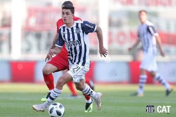 El medio de 22 años nació en Dallas, pero cuenta con la nacionalidad de Argentina también, aunque ya ha sido convocado por Estados Unidos en selecciones menores.