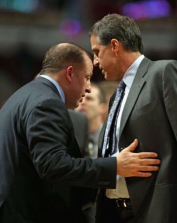 Randy Wittman es felicitado por Tom Thibodeau.