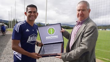 La Asociación Colombiana de Futbolistas Profesionales ofreció este merecido reconocimiento al capitán de Millonarios por superar este marca en 18 años de carrera en Colombia.