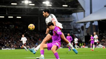 Raúl Jiménez falla el gol más fácil de su carrera