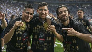 Edgar Zald&iacute;var con Rodolf Pizarro tras ganar la Liga de Campeones de Concacaf.