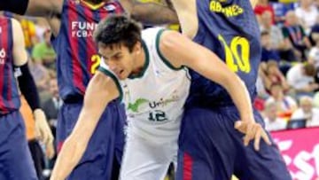 Carlos Suárez entre Thomas y Abrines.