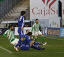 El Betis juega con fuego y se quema en el descuento