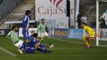 El Betis juega con fuego y se quema en el descuento