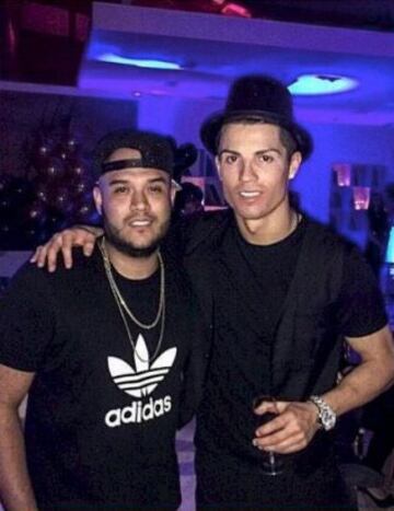 Cristiano Ronaldo con el músico Juan Jhail.