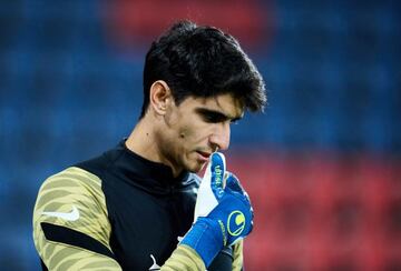 Yassine Bono, durante un calentamiento en El Sadar, el 5 de febrero de 2022.