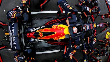 MEXICO CITY, MEXICO - OCTOBER 27: Max Verstappen of the Netherlands driving the (33) Aston Martin Red Bull Racing RB15 makes a pitstop for new tyres during the F1 Grand Prix of Mexico at Autodromo Hermanos Rodriguez on October 27, 2019 in Mexico City, Mexico. (Photo by Mark Thompson/Getty Images)