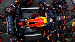 MEXICO CITY, MEXICO - OCTOBER 27: Max Verstappen of the Netherlands driving the (33) Aston Martin Red Bull Racing RB15 makes a pitstop for new tyres during the F1 Grand Prix of Mexico at Autodromo Hermanos Rodriguez on October 27, 2019 in Mexico City, Mexico. (Photo by Mark Thompson/Getty Images)