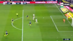 Primer balón que toca y se inventa esto: Salvio maravilla