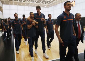 Los jugadores del Valencia Basket pasearon por las nuevas instalaciones.
