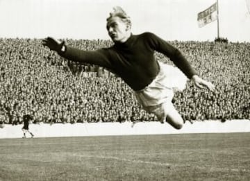 En la Final de la FA Cup de 1956, el arquero alemán del Manchester City Bert Trautmann tuvo una colisión con un jugador del Birmingham City y resultó con una fractura en el cuello. No obstante, el guardameta de los citizens se negó a dejar el terreno de juego, pues aquel se trataba de uno de los partidos más importantes en la historial del club. Al final, el City se alzó con el título y Trautmann se convirtió en el héroe de su equipo. 