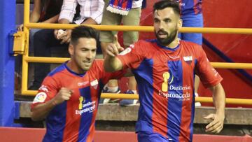 Enric Gallego celebra un gol con el Extremadura en su etapa en Segunda Divisi&oacute;n.