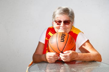 Pepa Senante fue la primera capitana de la Selecci¨®n femenina de baloncesto, que se estren¨® el 16 de junio de 1963 en un amistoso ante Suiza en Malgrat de Mar (Barcelona), con derrota espa?ola (31-40). Procedente del Colegio Jes¨²s Mar¨ªa, durante su carrera jug¨® en el CREF (Colegios Reunidos de Educaci¨®n F¨ªsica Femenina) con el que gan¨® la Liga. Se retir¨® a los 28 a?os, con la ¨²nica ganancia de las 600 pesetas que le pag¨® la Federaci¨®n Espa?ola como dieta en su ¨²ltimo partido con Espa?a. El 20 de febrero, a los 79 a?os de edad, Pepa falleci¨® en su Madrid natal. Fue una pionera.