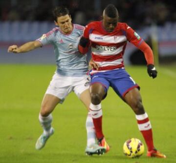 Nemanja Radoja con Jhon Córdoba.
