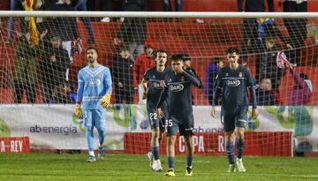 1-0. Los jugadores del Espanyol tras recibir el primer tanto del Barbastro.