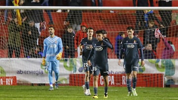 1-0. Los jugadores del Espanyol tras recibir el primer tanto del Barbastro.
