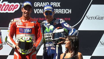 Lorenzo junto a Iannone en el podio austriaco.