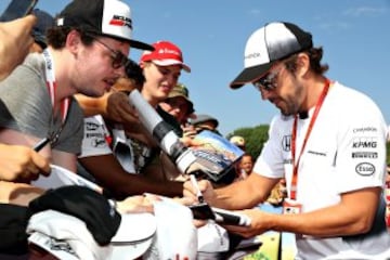Fernando Alonso firma autógrafos durante el Gran Premio de Austria.  