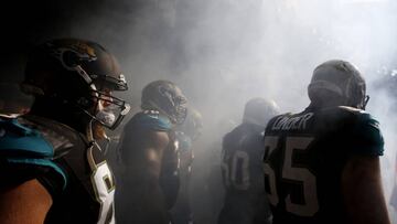 Britain American Football - Jacksonville Jaguars v Indianapolis Colts - NFL International Series - Wembley Stadium, London, England - 2/10/16
 Jacksonville&#039;s Brandon Linder waits in the tunnel with his teamates before making their entrance
 Action Images via Reuters / Paul Childs
 Livepic
 EDITORIAL USE ONLY.