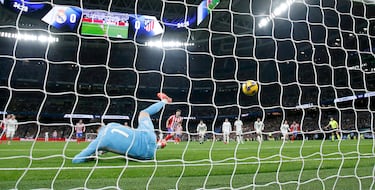 Golpea primero el Atlético de Madrid en el derbi. Lo hizo Julián Álvarez, definiendo en una especie de panenka al medio, engañando así a Courtois.
