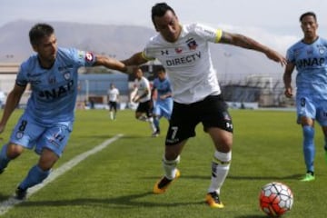 El jugador de Colo Colo, Esteban Paredes, centro, disputa el balon con Mauricio Zenteno de Deportes Iquique durante el partido de primera division en el estadio Tierra de Campeones de Iquique, Chile.