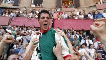 En Siena, desde mediados del siglo XVII, se celebra esta carrera de caballos a pelo con la intención de ganar el Palio, una bandera de seda que representa la Virgen con el Niño.