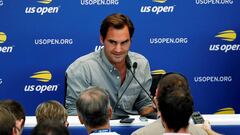 JSX05. QUEENS (ESTADOS UNIDOS), 24/08/2018.- El tenista suizo Roger Federer (c) ofrece una rueda de prensa en el estadio Armstrong en el &aacute;mbito del Abierto de EEUU, en la Asociaci&oacute;n de Tenis de EE.UU (USTA), en Nueva York (EE.UU), hoy, 24 de
