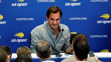 JSX05. QUEENS (ESTADOS UNIDOS), 24/08/2018.- El tenista suizo Roger Federer (c) ofrece una rueda de prensa en el estadio Armstrong en el ámbito del Abierto de EEUU, en la Asociación de Tenis de EE.UU (USTA), en Nueva York (EE.UU), hoy, 24 de