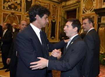 Demetrio Albertini de Italia y Lionel Messi de Argentina (R), durante una audiencia privada en el Vaticano el 13 de agosto de 2013 en Ciudad del Vaticano