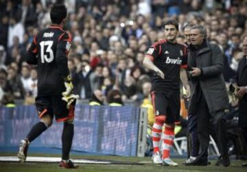 El entrenador del Real Madrid, el portugués José Mourinho (d), habla con el portero del equipo, Iker Casillas (2d), antes de que éste salga al terreno de juego después de la expulsión por tarjeta roja de su compañero, el guardameta Antonio Adán (i), durante el partido contra la Real Sociedad en 2013.