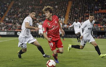 Odriozola entre Gonçalo Guedes y José Luis Gayá.