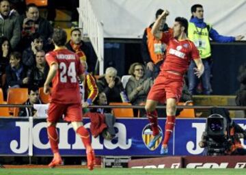 El delantero rumano del Getafe Ciprián Marica celebra el gol conseguido ante el Valencia, segundo para el conjunto madrileño, durante el partido de la trigésima primera jornada de liga de Primera División disputado esta noche el estadio de Mestalla.