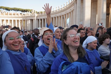 La gente congregada reacciona con alegr赤a al humo blanco que sale de la chimenea de la Capilla Sixtina.