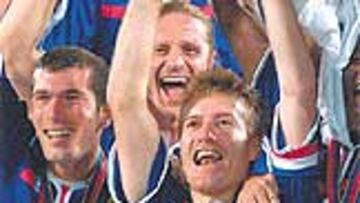 <b>FRANCIA DEFIENDE TÍTULO</B>. Dos años después de proclamarse campeona del mundo en París, Francia reeditó su hegemonía repitiendo triunfo en la Eurocopa de 2002 celebrada en Bélgica y Holanda. En la imagen, Deschamps alza la copa junto al madridista Zidane tras vencer a Italia en la final por 2-1.