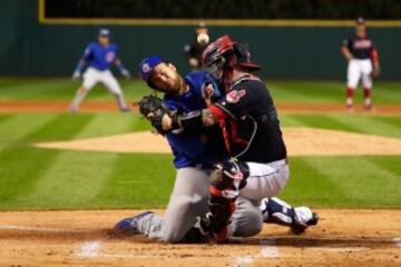 Ben Zobrist de los Chicago Cubs choca contra  Roberto Pérez de los Cleveland Indians para anotar una carrera en la primera entrada. 