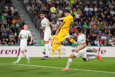 Omar Mascarell observa como Robert Lewandowski remata de cabeza.