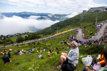 Aficionados inundaron las verdes praderas, en invierno pistas de esquí, de Pla d'Adet.