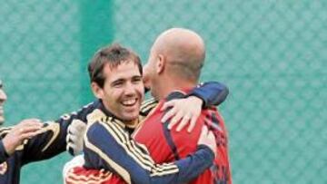 <b>EN OTRA COSA. </b>Fernando Navarro bromea con Reina en el entrenamiento de la Selección.