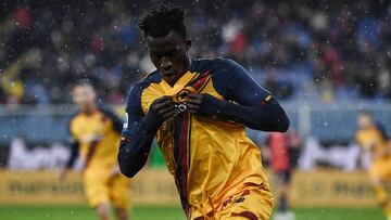 Félix Afena-Gyan, jugador de la Roma, celebra un gol.