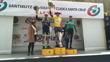 Sergio Samitier celebra en el podio su victoria en la 84ª edición de la Santikutz Klasika.