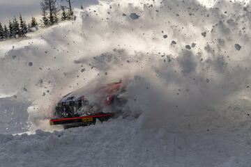 Thierry Neuville pilota el Hyundai I20 de la marca japonesa durante la segunda jornada del Rally de Suecia, la
única prueba de la temporada del Mundial de Rallys que se disputa sobre hielo y nieve. El piloto belga, junto a su
copiloto, Martijn Wydaeghe, llegó a liderar la etapa, pero finalmente terminó la jornada en tercer lugar