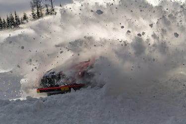 Thierry Neuville pilota el Hyundai I20 de la marca japonesa durante la segunda jornada del Rally de Suecia, la
única prueba de la temporada del Mundial de Rallys que se disputa sobre hielo y nieve. El piloto belga, junto a su
copiloto, Martijn Wydaeghe, llegó a liderar la etapa, pero finalmente terminó la jornada en tercer lugar